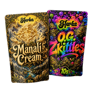 Pack de 20 g de Manali Cream y O.G. Zkittles THCA con hachís static y cogollos sobre fondo negro
