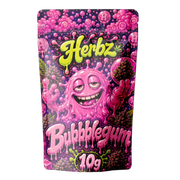 Flor de interior Bubblegum 25% THCA con una densa capa de tricomas escarchada sobre fondo negro