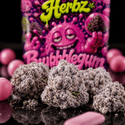 Envase de Herbz Bubblegum con diseño inspirado en caramelo rosa