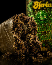 Herbz Bubble Hash med mørk overflade og naturlig hashprofil