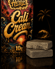 Cali Cream 50% THCA hashblokke med mørk gyldenbrun overflade og porøs midte