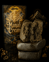Manali Cream static hash foran Herbz emballage på sort baggrund