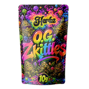 Cogollo híbrido O.G. Zkittles 24% THCA con capa de tricomas escarchada sobre fondo negro