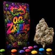 Primer plano de O.G. Zkittles 24% THCA con tonos verde claro y pistilos naranjas