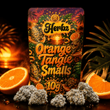 Nærbillede af Orange Tangie Smalls 22% THCA med grønne nuancer og orange pistiller